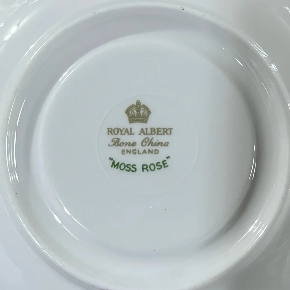 Royal Albert Made in England “Moss Rose” Teacup Floral Accents 22K Gold Trim